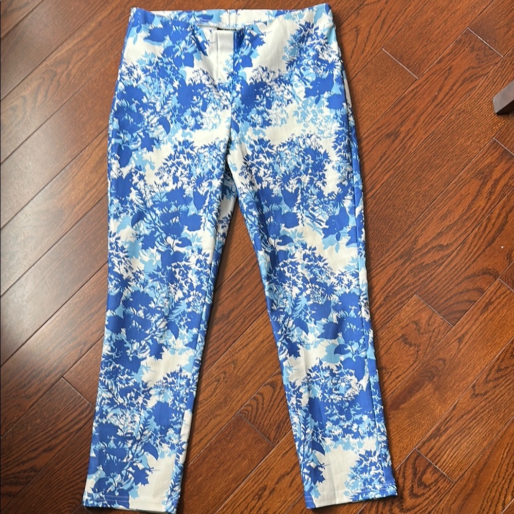 🔥🔥 Super sexy Blue and White Floral Pants. Designer brand Cartise 🛍️